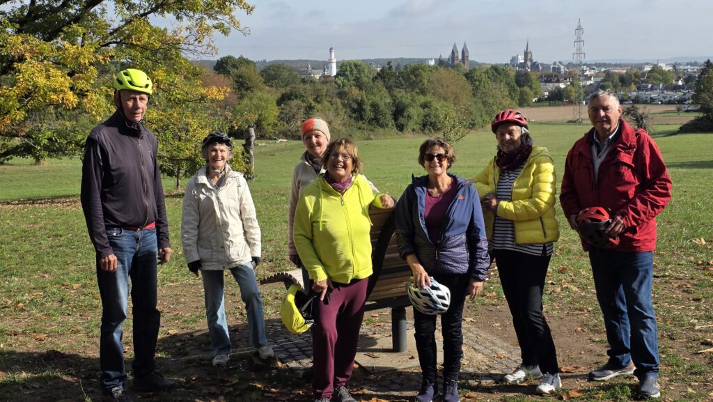 Die Teilnehmer der diesjährigen Abschluss-Radtour, fotografiert am Platzenberg von einem Anwohner.